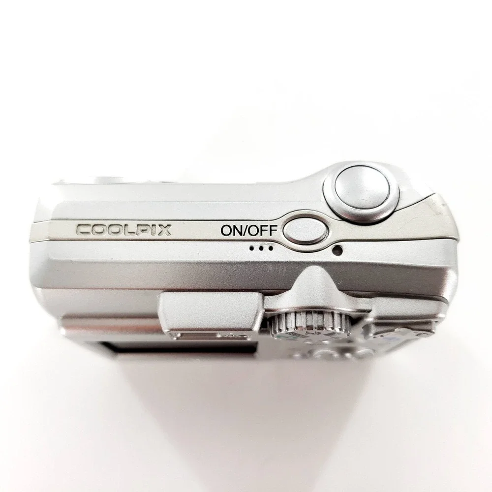 Nikon COOLPIX 4600 4.0MP Digital Camera Silver w/ Memory Card Tested & Works